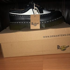 Dr. Martens- 3989 BEX SMOOTH LEATHER BROGUE SHOE
